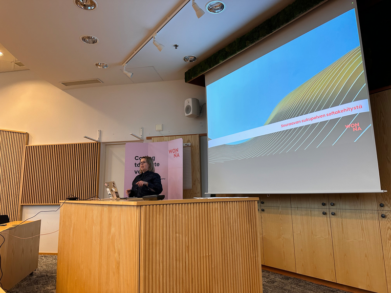 “Laura hostaamassa”